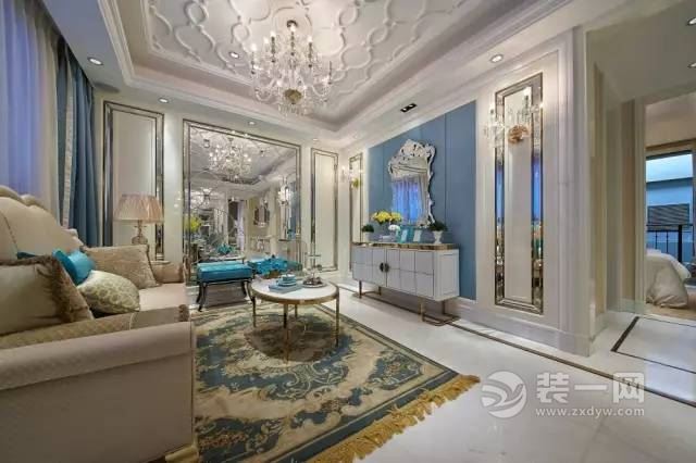 案例分析 面积:160 户型:三居 风格:欧式 造价:23万 下面就和长沙装修公司一起来欣赏一下这套欧式风格装修案例吧。 客 厅 欧式风格的装修自然是离不开时尚、高雅的气质,所以选用了浅蓝端景墙和镜面墙,欧式水晶灯很好的映射出了天花板古典的石膏纹路。 去掉电视墙的设计,用蓝色的硬包和欧式边柜的装饰,很好的提高了客厅的档次。