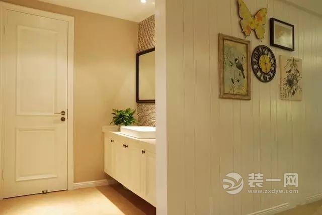 即便是雙胞胎,也會有一些不一樣的地方,對于美式田園風格和美式鄉村風格,在形式上看起來兩者是很像的,其實兩者還是有很多地方是不一樣的。本次長沙裝修公司將以據兩套相同面積和戶型的房子裝修,區分一下這兩者的區別,感興趣的朋友一起來了解一下吧。 時下經濟發展越來越快,城市高樓林立車水馬龍,很多人都厭倦了城市的喧囂,這時候美式鄉村和美式田園風格的裝修就比較適合這類人。二者都崇尚自然,但是在裝修細節方面還是有很大差別的。 一、從植物上區分 美式田園風格主張接近自然,所以其裝修對植物的要求比較高,一般在建筑面積接近